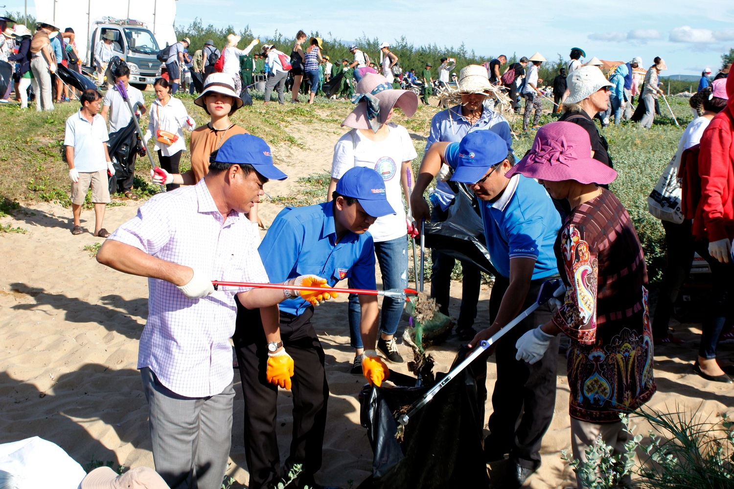 Các đồng chí lãnh đạo tỉnh tham gia thu gom rác thải tại bãi biển Tp. Tuy Hòa