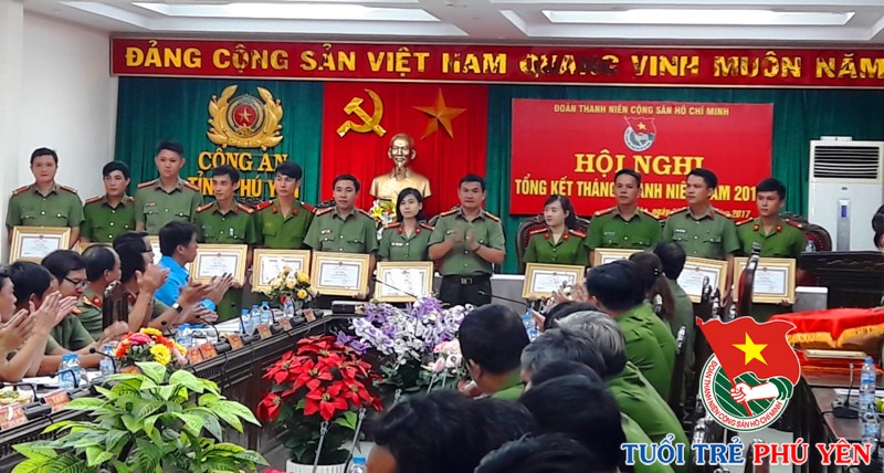 Đồng chí Đại tá Nguyễn Nhất Tâm, Phó Bí thư Đảng ủy, Phó Giám đốc Công an tỉnh trao giấy khen cho các cá nhân.