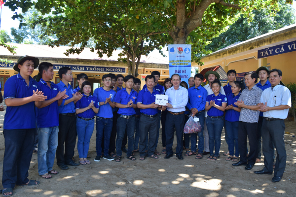 Lãnh đạo UBND tỉnh; Tỉnh Đoàn, UBND huyện Đồng Xuân tặng quà đội hình sinh viên tình nguyện Trường Cao đẳng Công nghiệp Tuy Hòa.