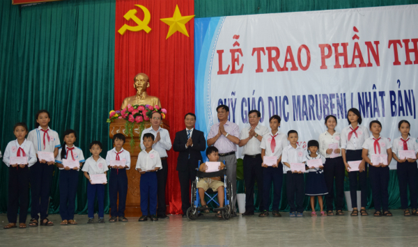 Lãnh đạo tỉnh và đại biểu Quỹ Giáo dục Marubeni (Nhật Bản) tại Việt Nam trao phần thưởng cho học sinh nghèo tại huyện Tuy An.