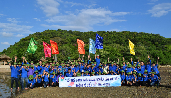 Ban Tổ chức và ĐVTN chụp hình lưu niệm tại đảo Nhất Tự Sơn, xã Xuân Thọ 1, thị xã Sông Cầu.