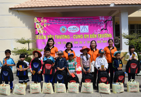 Trao quà cho các em học sinh nghèo hiếu học Trường Tiểu học Xuân Cảnh.