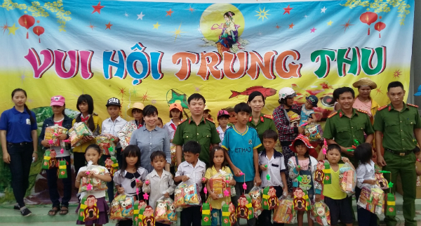 Tặng quà Tết Trung thu cho các em thiếu nhi ở xã Krông Pa, huyện Sơn Hòa.