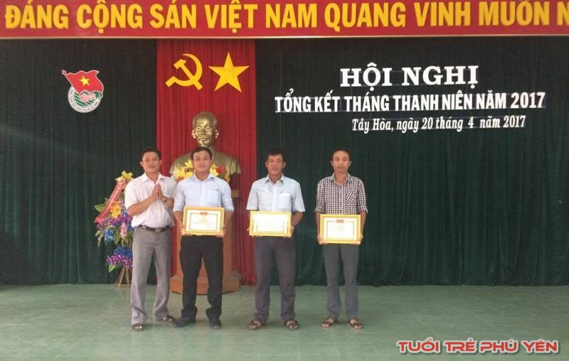 Đ/c Nguyễn Vũ Thành Phi - Bí thư Huyện Đoàn trao giấy khen cho các tập thể có thành tích xuất sắc trong công tác chỉ đạo, triển khai, thực hiện Tháng Thanh niên năm 2017.