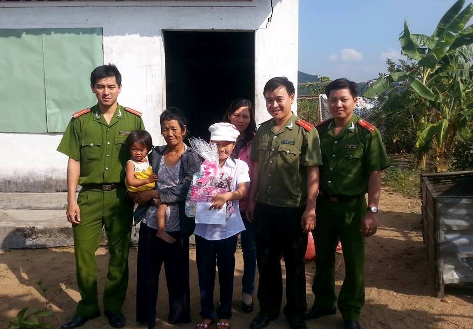 Trung úy Nguyễn Văn Nhàn (đứng thứ 2 bên phải) cùng đồng đội tặng quà gia đình có uy tín ở địa phương.