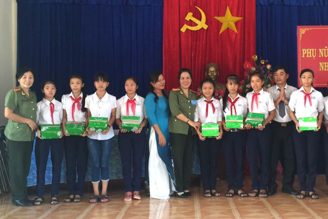 Tặng quà cho các học sinh vượt khó học giỏi xã An Phú.
