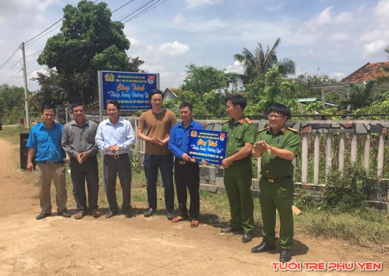 Đoàn cở sở Công an huyện Tây Hòa thực hiện công trình thanh niên “Thắp sáng đường quê”  tại thôn Sơn Trường, xã Sơn Thành Tây