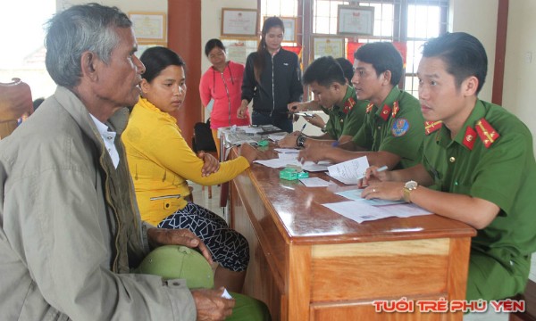 ĐVTN làm thủ tục cấp chứng minh nhân dân cho người dân xã Ea Bar, huyện Sông Hinh.