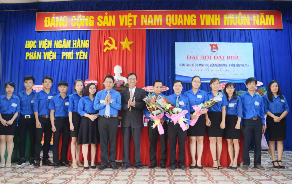 Lãnh đạo Tỉnh Đoàn và Đảng ủy Học viện tặng hoa chúc mừng BCH Đoàn HVNH-PVPY khóa mới.