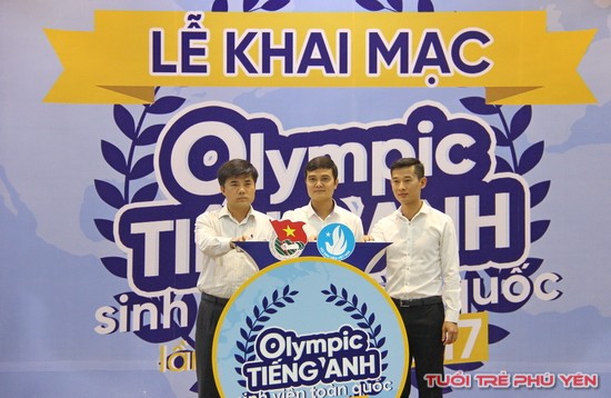 Đồng chí Bùi Quang Huy - Bí thư BCH Trung ương Đoàn (giữa) cùng đại diện Bộ Giáo dục & Đào tạo, đại diện đơn vị đồng hành Tập đoàn Egroup bấm nút khởi động Hội thi.