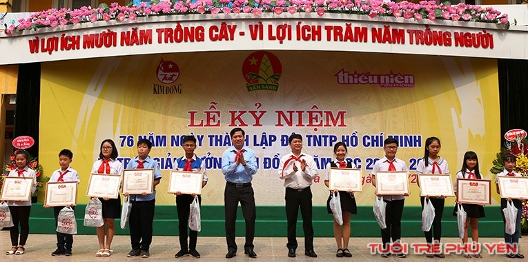 Đội viên, chỉ huy đội có thành tích xuất sắc nhận giải thưởng Kim Đồng năm học 2016 - 2017.