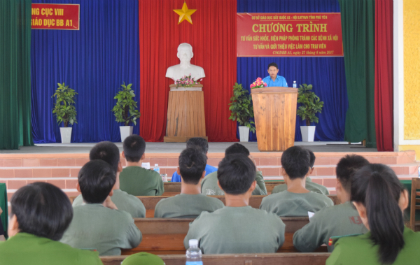 Đ/c Phan Xuân Hạnh - Bí thư Tỉnh Đoàn, Chủ tịch Hội LHTN Việt Nam tỉnh tuyên truyền, giáo dục kỹ năng sống cho các trại viên.