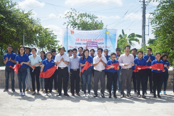 Lãnh đạo Tỉnh Đoàn và HVNH - PVPY cắt băng khánh thành bàn giao công trình trụ cờ cho người dân thôn Đoàn Kết, xã Suối Trai.
