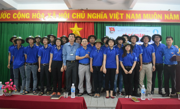 Lãnh đạo Đảng ủy nhà trường và Tỉnh Đoàn chụp hình lưu niệm cùng các chiến sĩ tại Lễ ra quân.