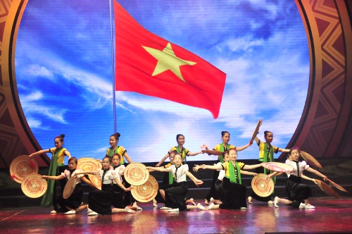 Tiết mục hát múa với chủ đề: “Việt Nam quê hương em”