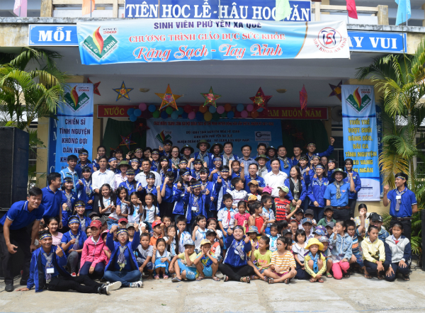 Lãnh đạo tỉnh Phú Yên chụp hình lưu niệm cùng Đội hình sinh viên Phú Yên xa quê và các em thiếu nhi.