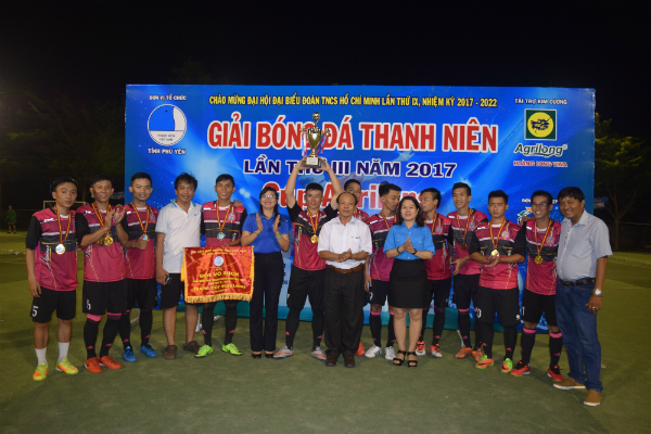 Ban Tổ chức trao cúp vô địch cho đội bóng Zeal FC (TP. Hồ Chí Minh).