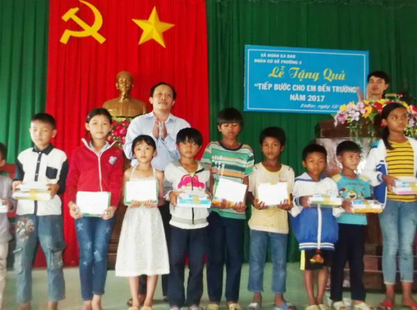 Ban Tổ chức trao quà cho các em học sinh nghèo hiếu học.