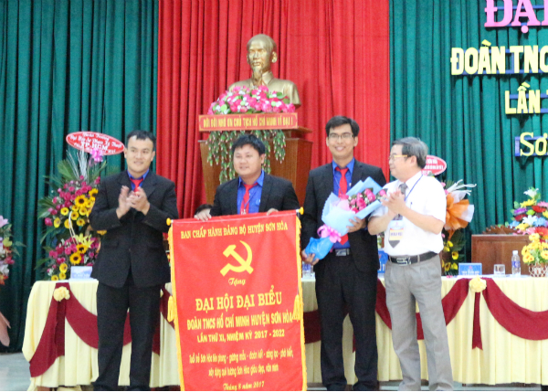 Lãnh đạo Huyện ủy Sơn Hòa tặng bức trướng cho Đại hội.