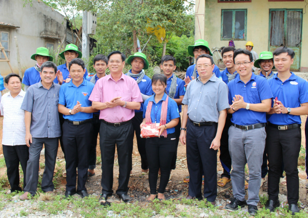 Lãnh đạo tỉnh Phú Yên tặng quà cho các chiến sĩ tình nguyện Trường Đại học Sư phạm kỹ thuật TP Hồ Chí Minh đang đóng quân tại mặt trận xã Đa Lộc, huyện Đồng Xuân.