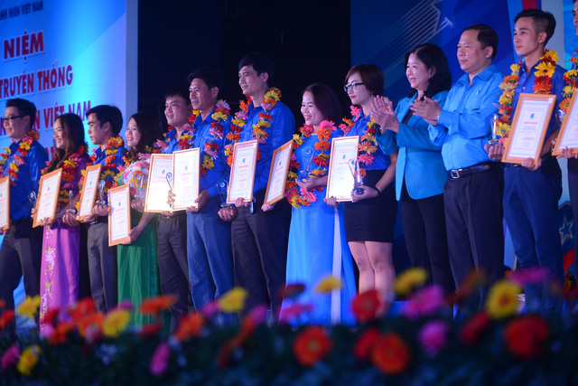 Bí thư BCH Trung ương Đoàn, Chủ tịch Hội LHTN Việt Nam Nguyễn Phi Long trao giải thưởng 15/10.