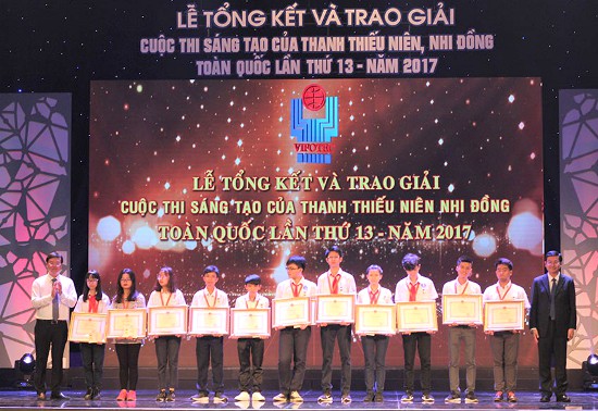 Bí thư thứ nhất BCH Trung ương Đoàn Lê Quốc Phong (bìa trái) và lãnh đạo Liên hiệp các Hội Khoa học và Kỹ thuật Việt Nam trao giải thưởng và bằng khen cho 5 đề tài đạt giải nhất.