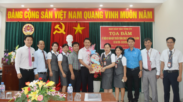 Thường trực Tỉnh Đoàn chúc mừng lãnh đạo Ban Dân vận Tỉnh ủy Phú Yên.