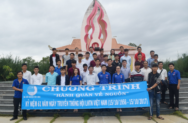 Cán bộ Hội, hội viên, thanh niên chụp hình lưu niệm tại Nhà trưng bày truyền thống Đồng Khởi, xã Hòa Thịnh.