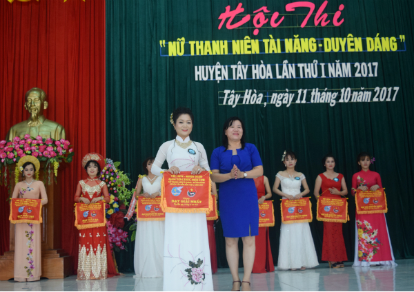  Ban Tổ chức trao giải nhất cho thí sinh Lê Thị Huỳnh Như.