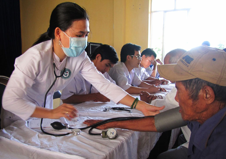 Y, bác sĩ trẻ Bệnh viện Đa khoa Phú Yên khám bệnh cho người dân ở huyện Tuy An.