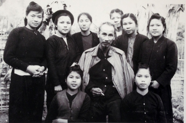 Chủ tịch Hồ Chí Minh với các cán bộ cơ quan TW Hội Liên hiệp Phụ nữ Việt Nam ở Việt Bắc, tháng 2-1949.