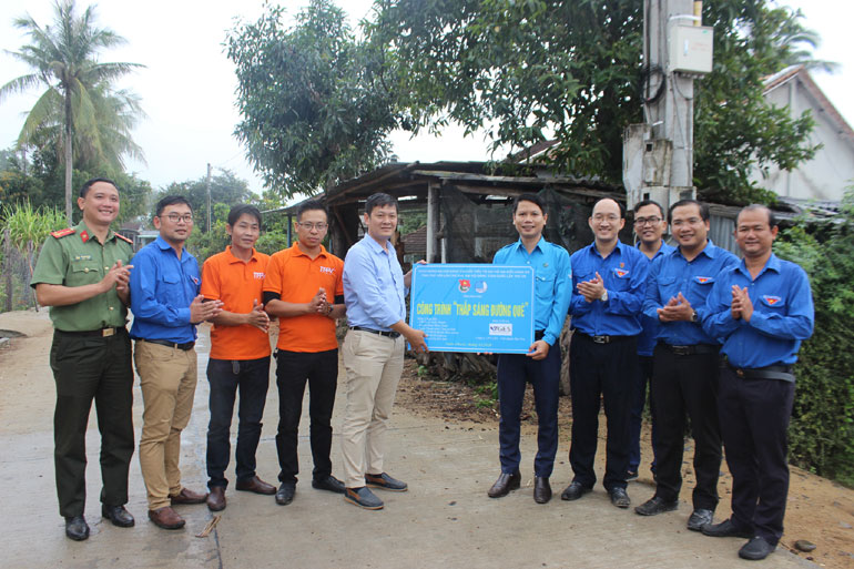 Đoàn viên thanh niên khánh thành công trình Thắp sáng đường quê tại xã Xuân Phước, huyện Đồng Xuân.