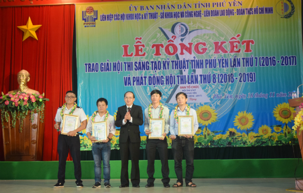 Đ/c Phan Đình Phùng - Tỉnh ủy viên, Phó Chủ tịch UBND tỉnh trao giải nhất cho các tác giả xuất sắc tại Hội thi.