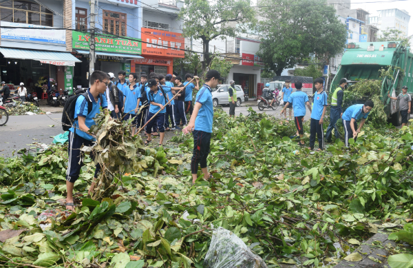 ĐVTN tham gia dọn các cây xanh bị ngã đổ do bão số 12 gây ra trên tuyến đường Nguyễn Huệ, Thành phố Tuy Hòa.
