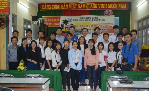 Đoàn công tác và lãnh đạo Huyện Uỷ Đông Hòa trao học bổng và chụp hình lưu niệm cùng các em học sinh Trường THPT Lê Trung Kiên (huyện Đông Hòa).