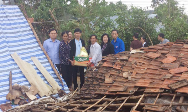 Lãnh đạo Trường Cao đẳng Đại Việt Sài Gòn và lãnh đạo Huyện ủy Đông Hòa trao quà cho một hộ gia đình có nhà bị sập ở thôn Nam Bình, xã Hòa Xuân Tây, huyện Đông Hòa.