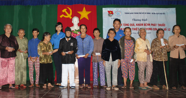 Lãnh đạo Tỉnh Đoàn Phú Yên và Thành Đoàn TP Hồ Chí Minh trao quà cho người dân vùng lũ huyện Phú Hòa.