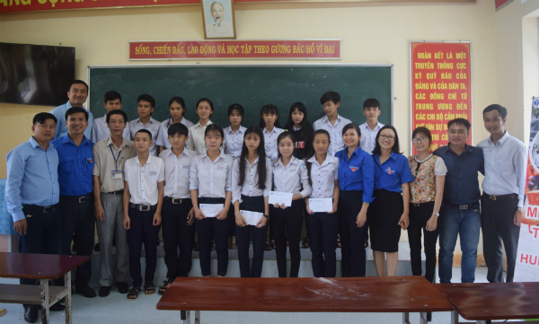 Đoàn trao học bổng cho các em học sinh Trường THPT Trần Suyền.