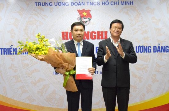 Đồng chí Hà Ban (bên phải) - Ủy viên BCH Trung ương Đảng, Phó Ban Tổ chức Trung ương trao quyết định và tặng hoa cho đồng chí Nguyễn Mạnh Dũng.