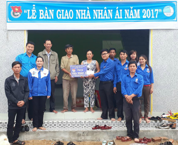 Bàn giao nhà cho hộ gia đình em Nguyễn Thị Diệu Vân.