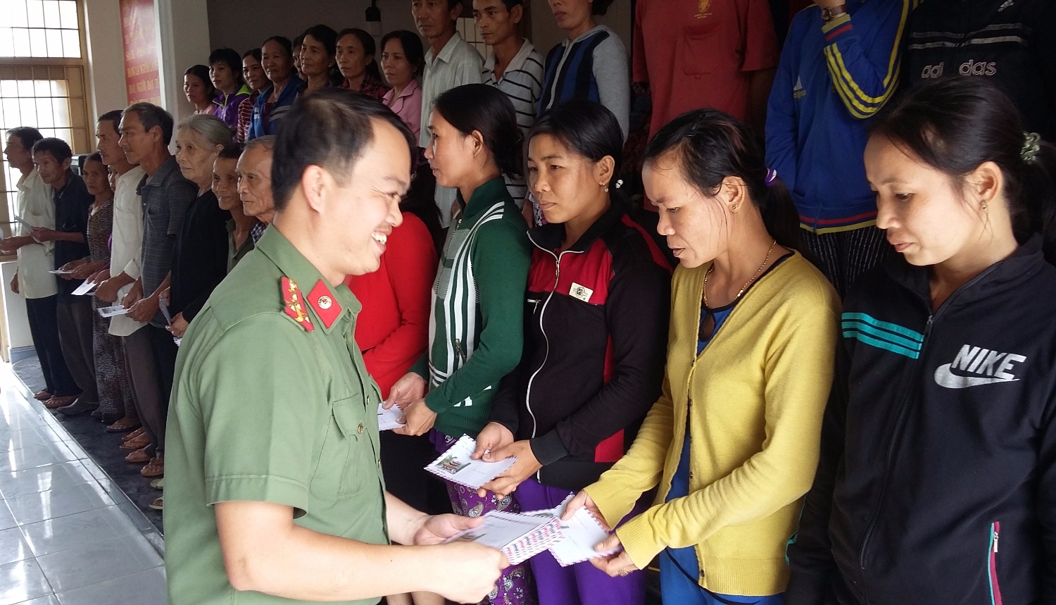 Tuổi trẻ Công an Phú Yên tặng quà cho người dân có hoàn cảnh khó khăn ở xã Xuân Quang 3, huyện Đồng Xuân