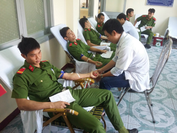 Đoàn viên, thanh niên tham gia hiến máu cứu người.