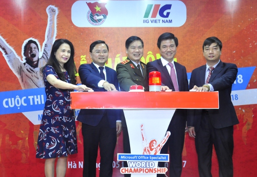 Các đại biểu cùng nhấn nút chính thức phát động cuộc thi Vô địch Tin học Văn phòng thế giới 2018 tại Việt Nam trên quy mô toàn quốc.