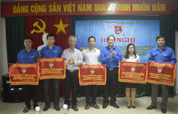 Lãnh đạo Đảng ủy Khối doanh nghiệp tỉnh và lãnh đạo Tỉnh Đoàn trao cờ thi đua vững mạnh xuất sắc dẫn đầu cho các đơn vị.
