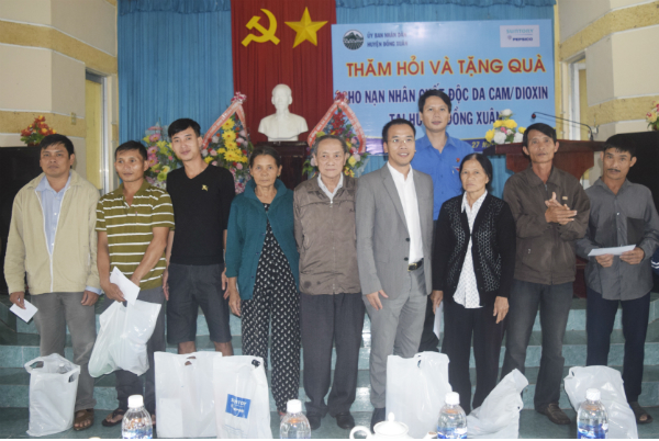 Phó Bí thư Tỉnh Đoàn Lương Minh Tùng và lãnh đạo Công ty TNHH Nước giải khát Suntory PepsiCo Việt Nam trao quà cho cho các nạn nhân chất độc da cam/dioxin ở huyện Đồng Xuân.