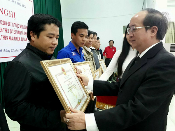 Phó Chủ tịch UBND tỉnh Phan Đình Phùng trao bằng khen cho các tập thể, cá nhân có thành tích xuất sắc trong công tác HMTN giai đoạn 2008 - 2017.