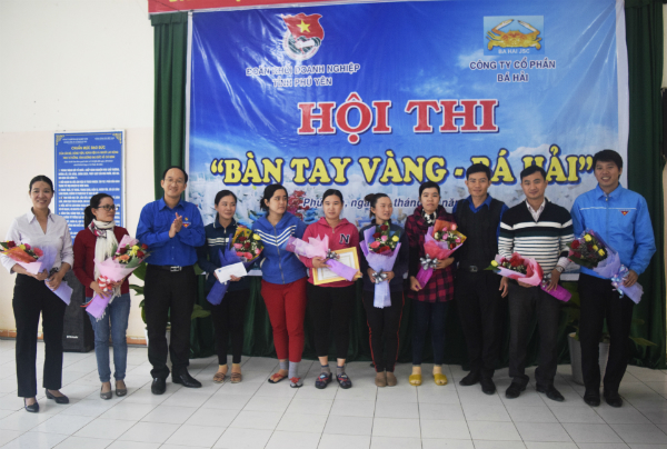 Lãnh đạo Tỉnh Đoàn cùng Ban Tổ chức trao giải cho đội thi xuất sắc nhất.