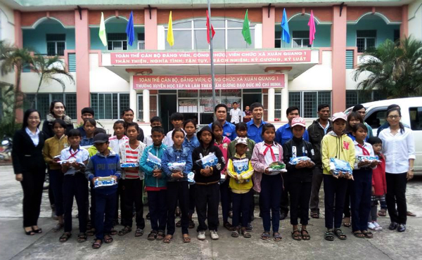 Đoàn tặng quà cho học sinh có hoàn cảnh khó khăn của Trường tiểu học Xuân Quang 1.
