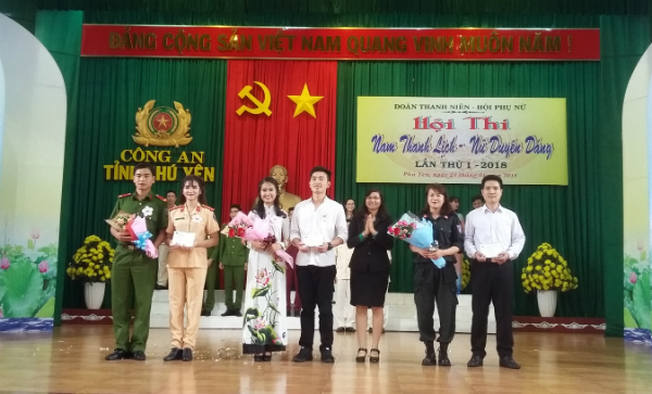 Đồng chí Lê Thị Thanh Bích - Phó Bí thư Thường trực Tỉnh Đoàn Phú Yên trao giải cho các cặp xuất sắc.