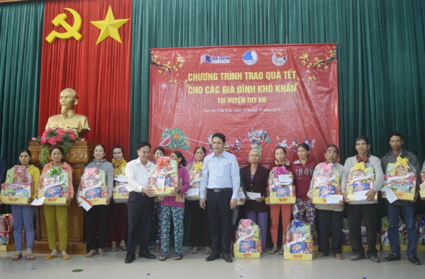 Đ/c Phan Xuân Hạnh - Bí thư Tỉnh Đoàn, Chủ tịch Hội LHTN Việt Nam tỉnh cùng lãnh đạo Công ty CP Đầu tư Đèo Cả (Phú Yên) trao quà cho người dân ở huyện Tuy An.